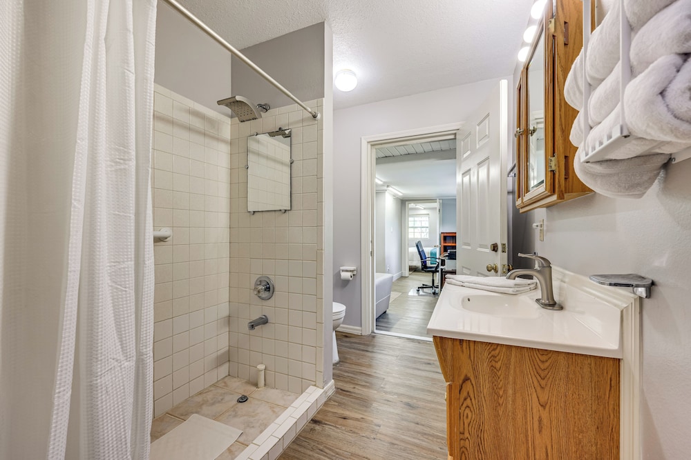 BBQ Ready: Hawthorne Home w/ Screened-in Patio