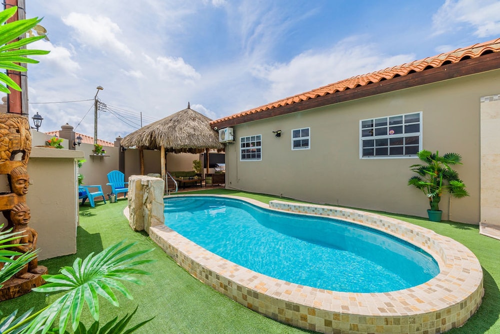 Urban 5BR Private Pool Getaway 10 Min- Bch