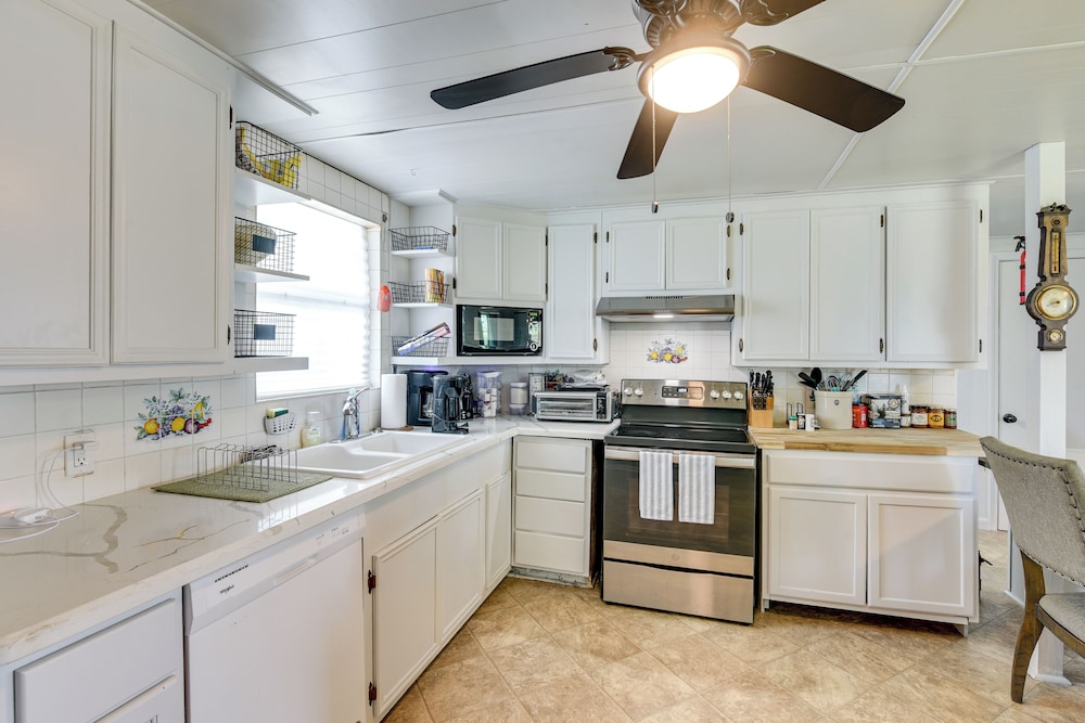 2 Mi to Public Beach: Pet-friendly Freeport Home!