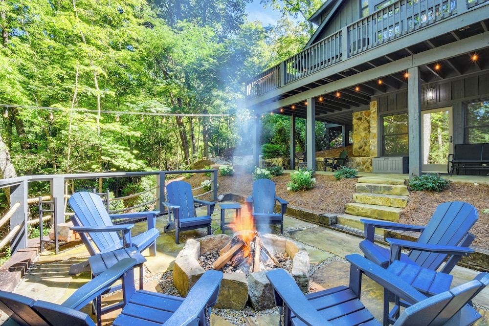 Fish, Hike & Swim: Lake Burton Retreat w/ Hot Tub!