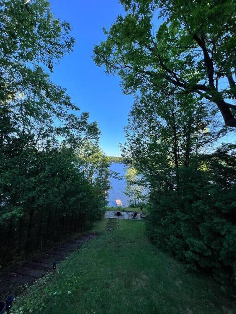 Marmora Hideaway - Peaceful Cottage w Wi-fi Clearwater