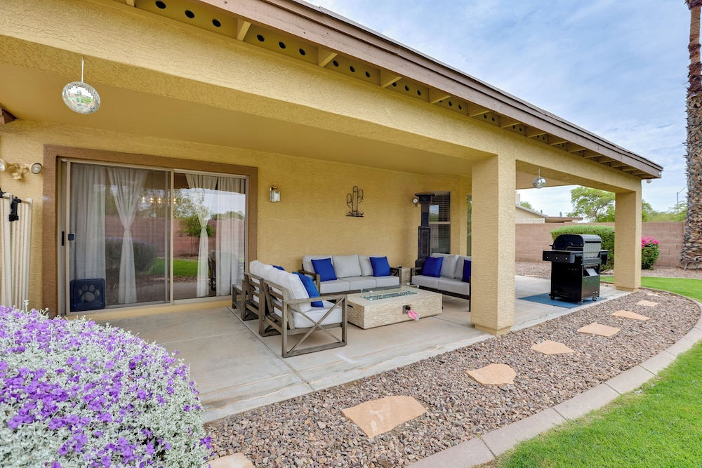 Spacious & Fenced Yard: Relaxing Home in Surprise