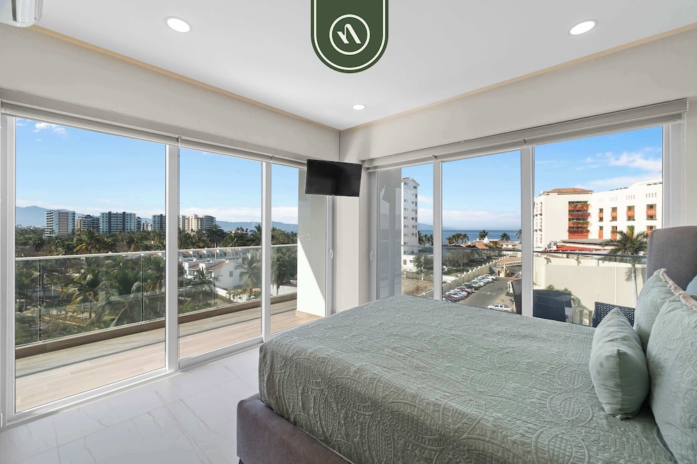 Tropical 2 BR Retreat - Close to the Beach - Pool