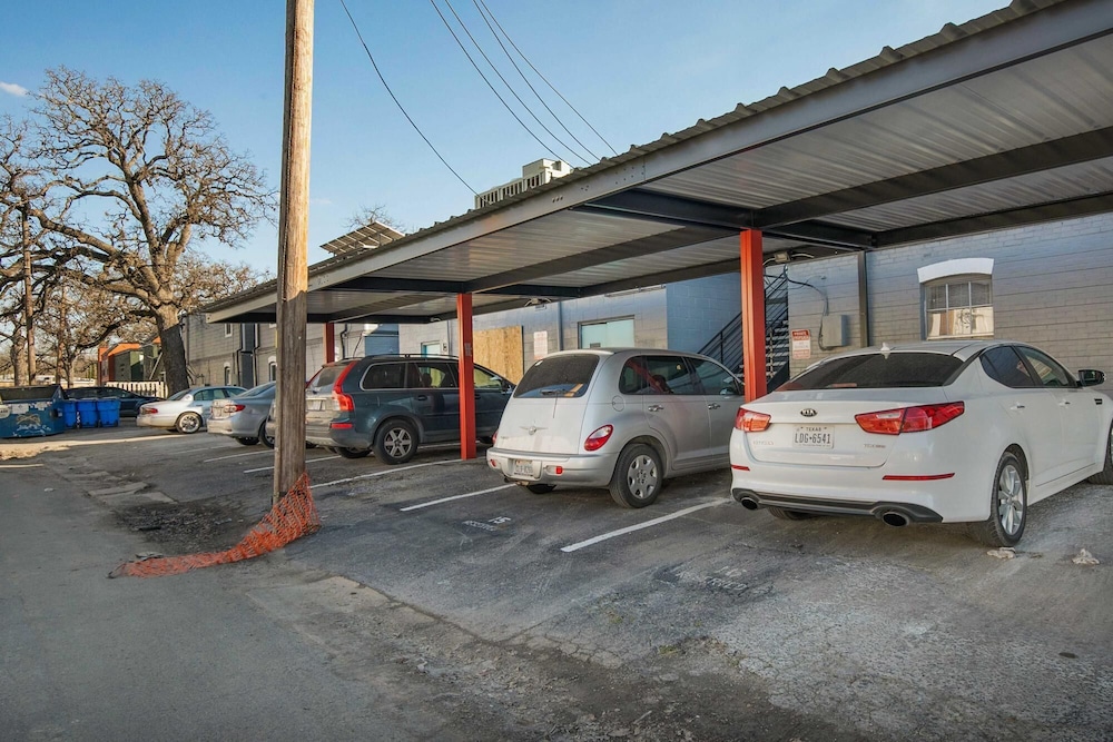 Modern 1BR Near UT Hyde Park Evonify - Image 4