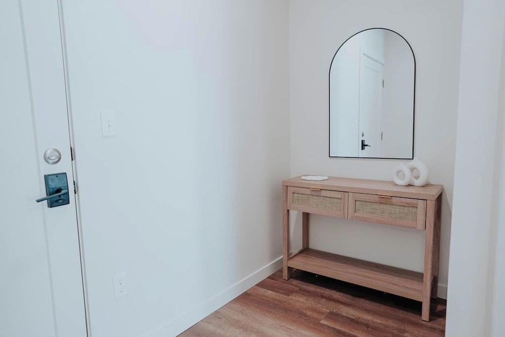 NEW Downtown SLC Apt l KING Bed l City View