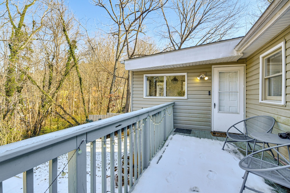 10 Mi to Asheville: Mtn-view Hideaway!