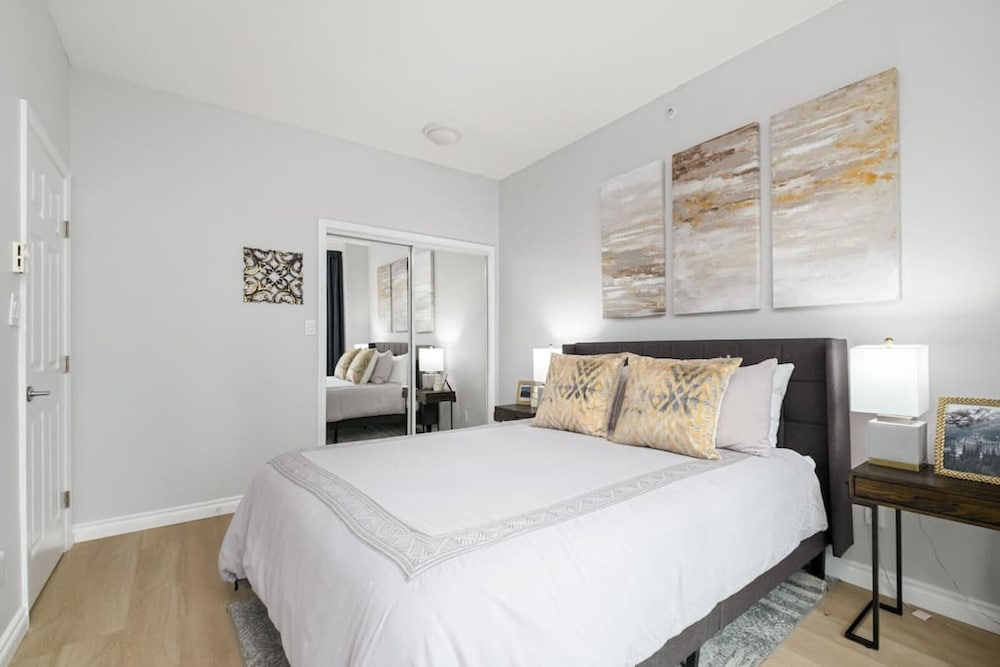 1 Bdrm With View of Ocean Very Centrally Located