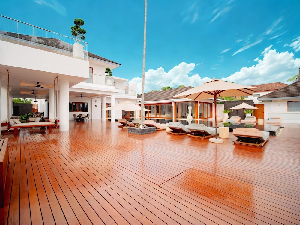 Luxurious 5bedroom White Estate Villa Private Lake