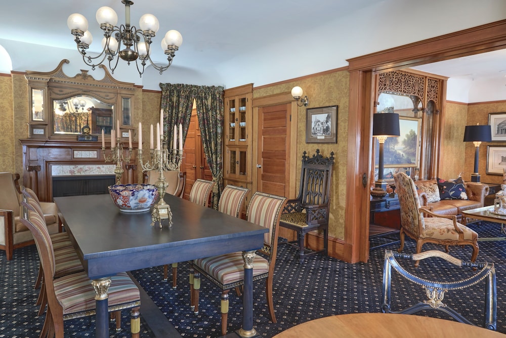 The Charles Pacific Grove - Artfully Designed Inclusive Inn