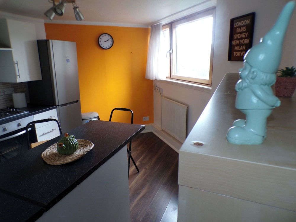 Chelsea Orange Apartment Sleeps10-petsok-parking