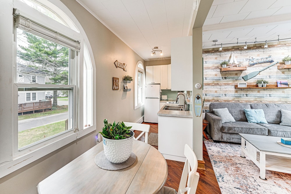 1/2 Mi to Beach & Lake Michigan: Condo w/ Pool!