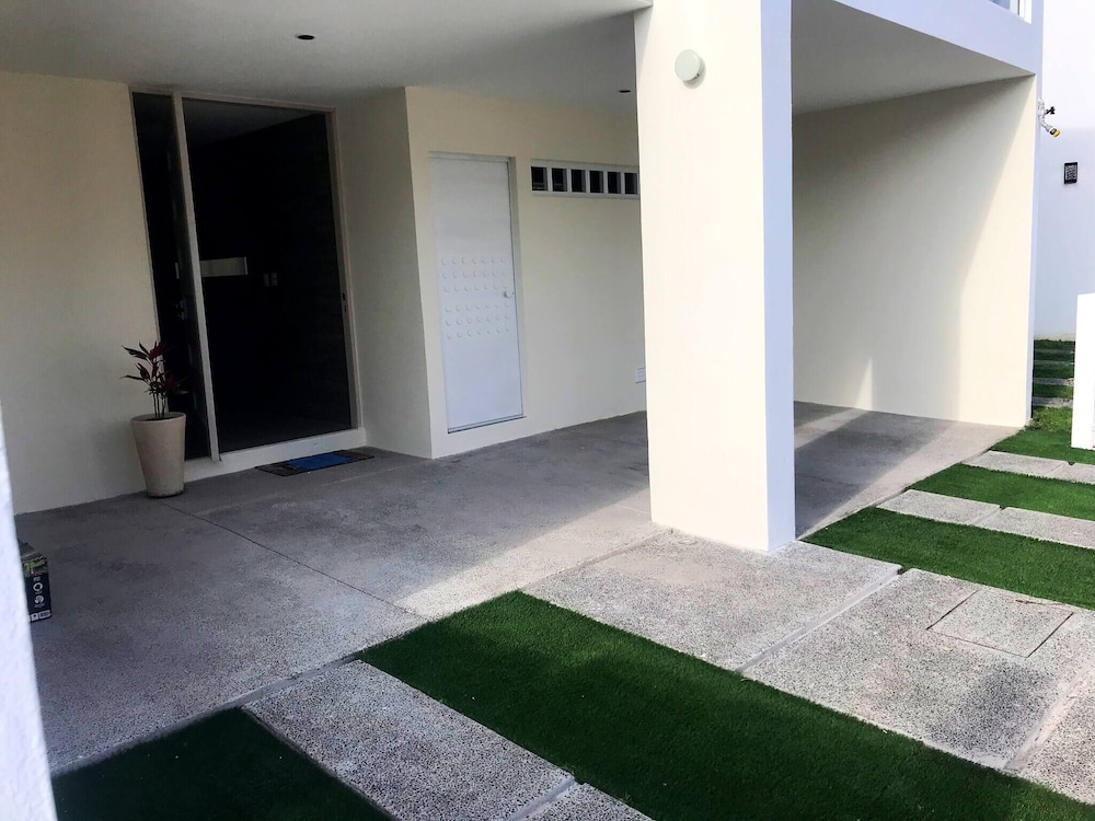 Luxury House With all the Amenities Gym Seg Aa cal Pool Tv Wifi view 4