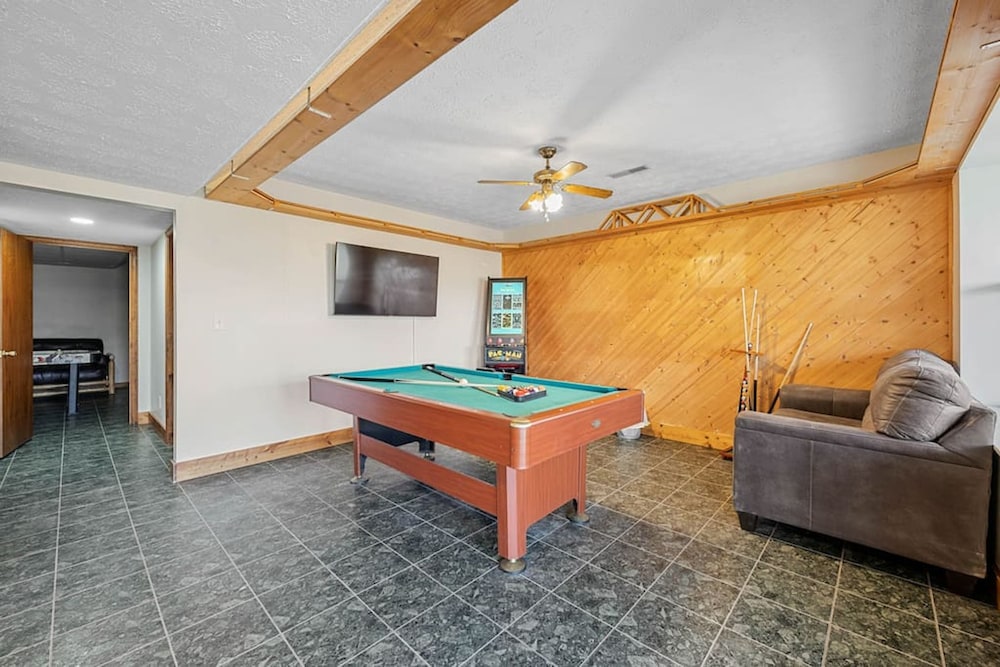 Dog Friendly Views Hot Tub Close to PF Gsmnp