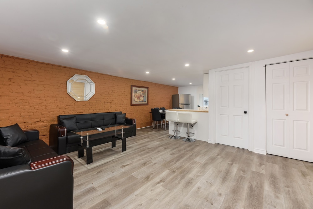 3 Bedroom Loft in Downtown Free parking