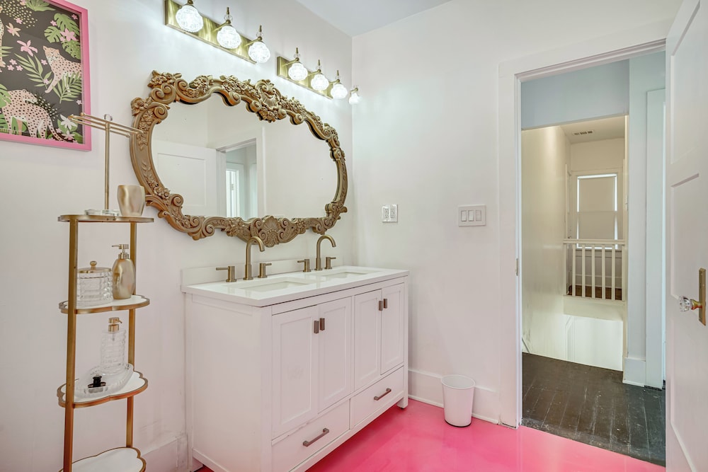 2 Mi to Gator Chateau: Vibrant Home w/ Balcony