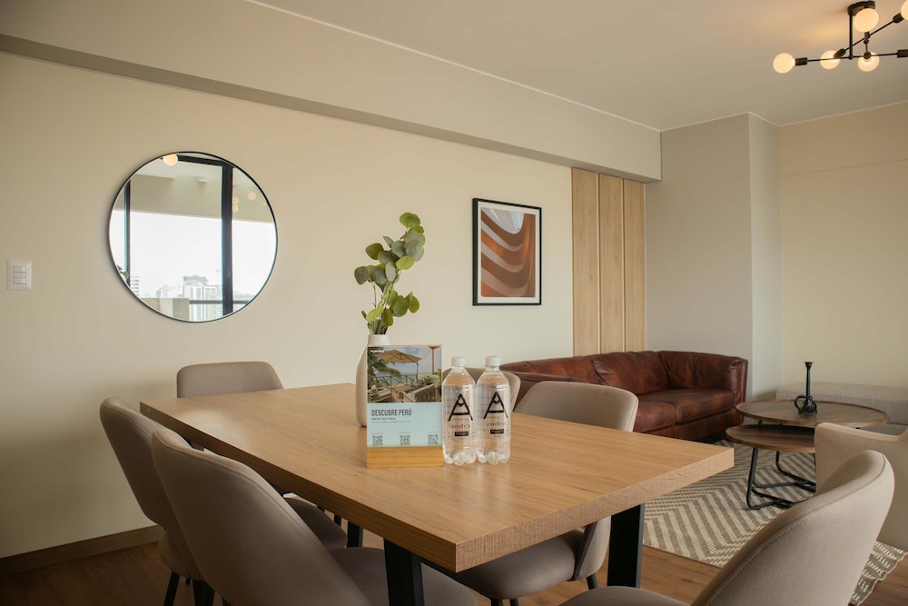 w Modern 3BR w Balcony Near Kennedy Park