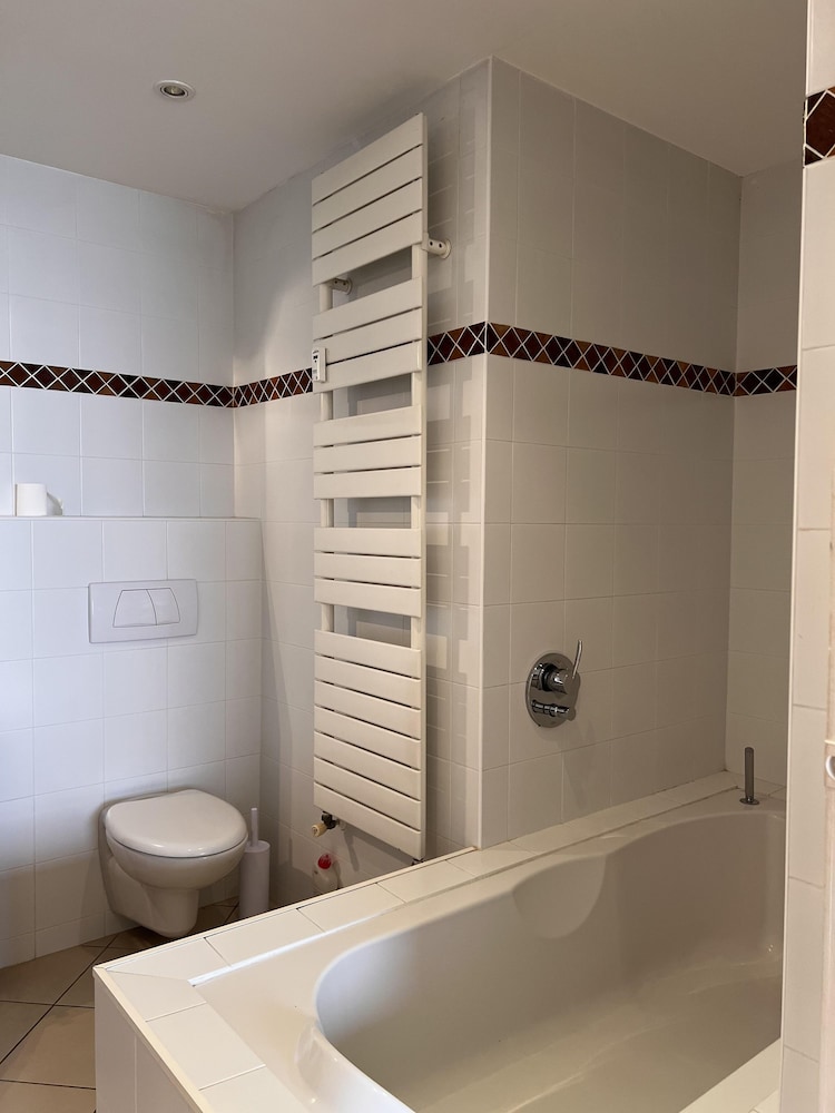 Large Light and Modern 2 Bedroomed Apartment in Cannes With Sea Views Pool and Lovely Terrace - 1503