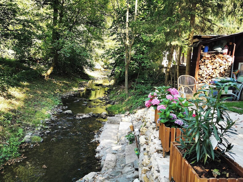 Sunny Wooden House on Creek, 30 Minutes Prague