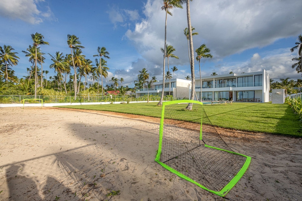 6BR Oceanfront Bliss With Private Chef and Pool