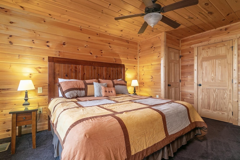 A Mountain Paradise - 3 Bedrooms, 3 Baths, Sleeps 8 Cabin by RedAwning