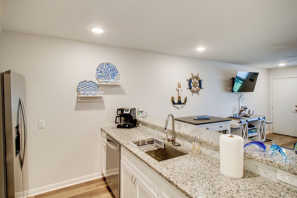 Steps to Sand: Breezy Port Aransas Condo!