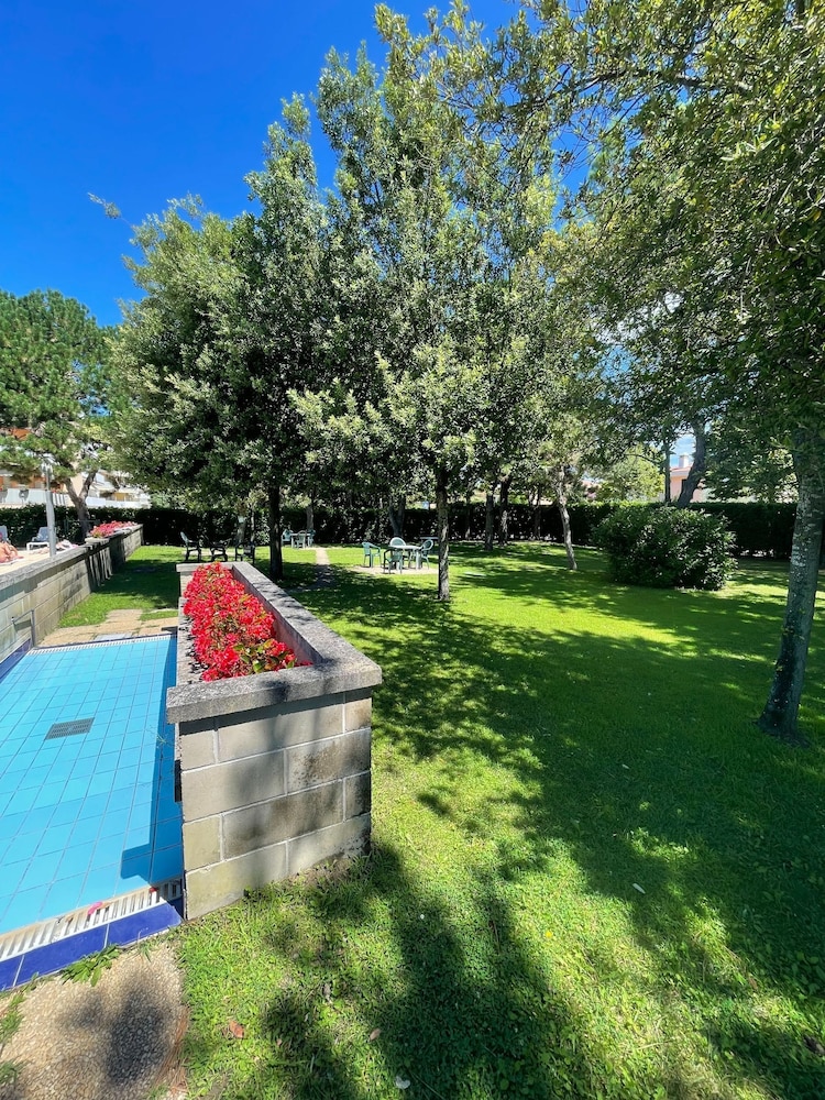 Enjoy a Flat Surrounded by Pools view 3