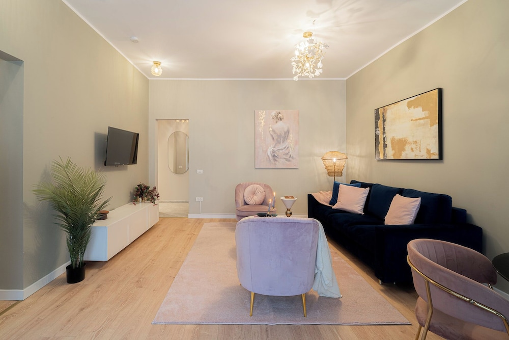 Designer 2-Bedroom Flat with Balcony & Full Amenities Steps from Piata Universitatii