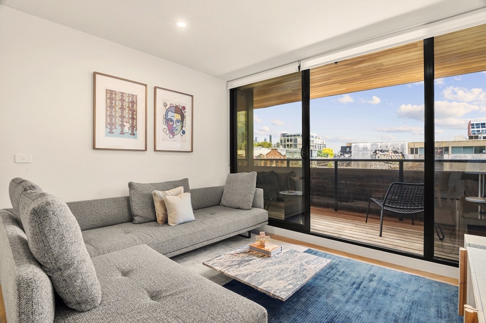 Bright 2-bed Apartment in Fitzroy's Heart