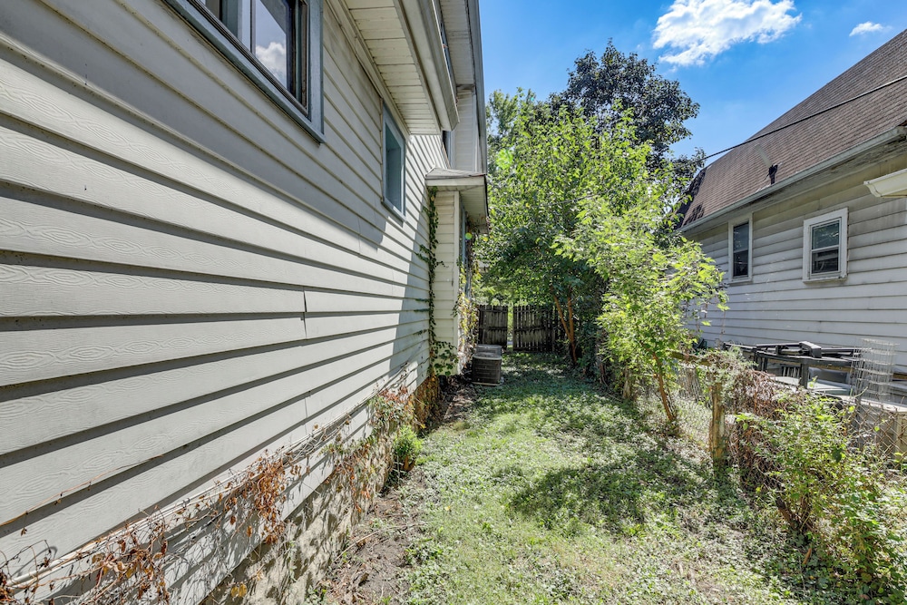 3 Mi to Dtwn Indy: 20th-century Apt w/ Fenced Yard