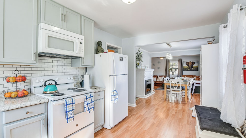 9 Mi to Downtown: Sanford Home w/ Hot Tub