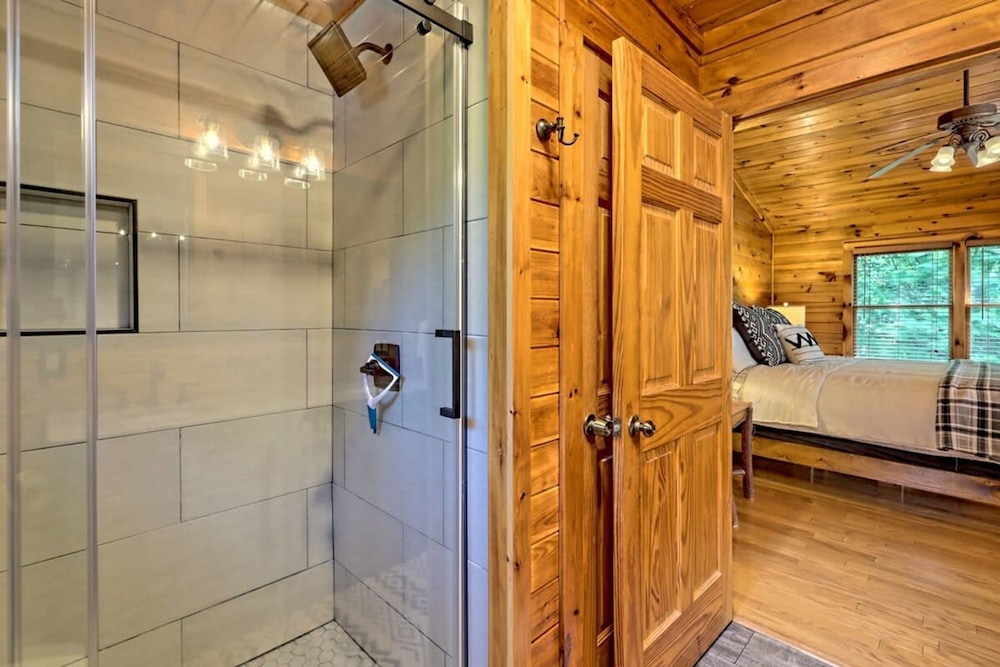 Hot Tub 3 Fireplaces Mountain Views Game Room