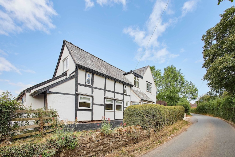 Host Stay Merrow Cottage
