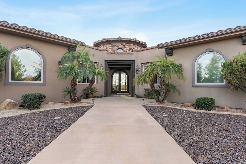 Hilltop Estate w/ Pool, Hot Tub, Fire Pit, Views Cleveland Vista by Avantstay