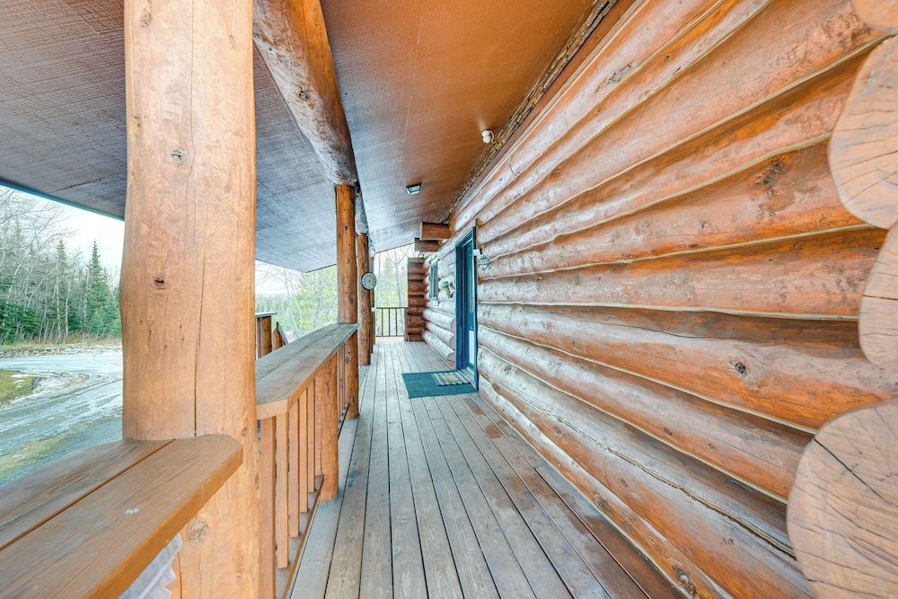 < 1 Mi to Kenai River: Spacious Cabin w/ Deck!