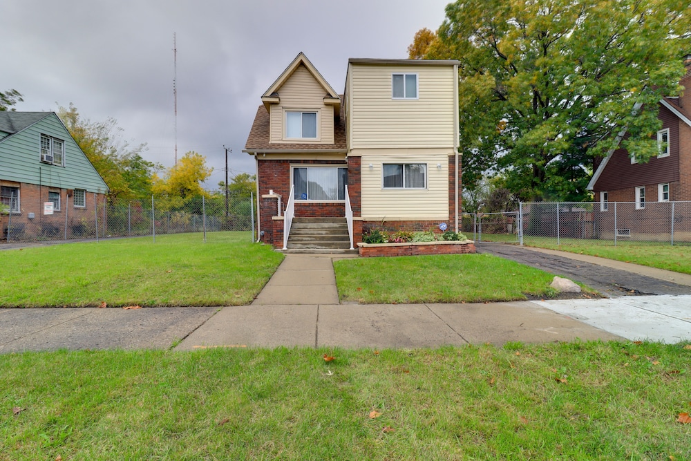 8 Mi to Ford Field: Detroit Getaway w/ Fireplace! view 4