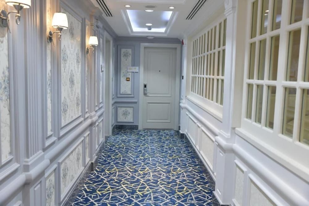 Crown City Hotel