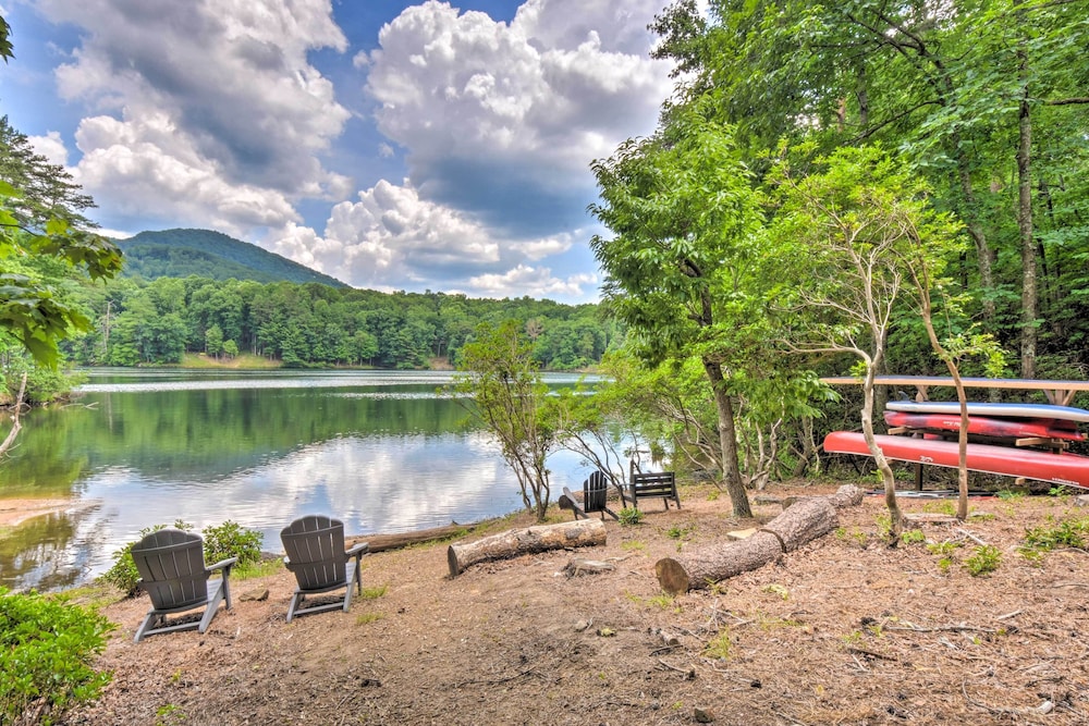 Lakefront Glass House Cabin w/ Mountain Views!