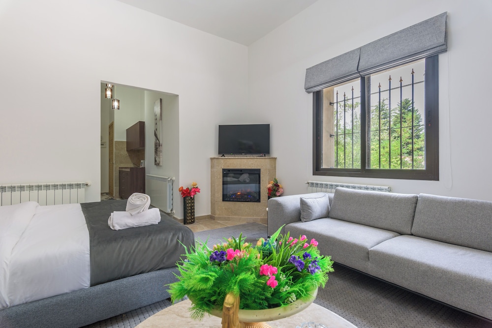 Pearl of Faqra Studios & Apartments