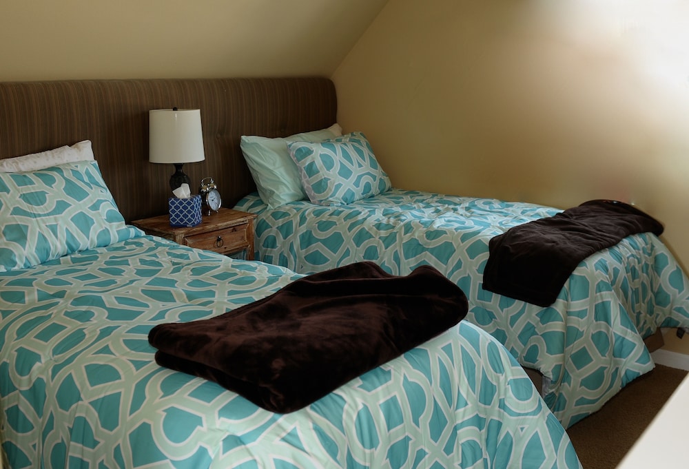 The Collins Inn and Seaside Cottages - Adults Only
