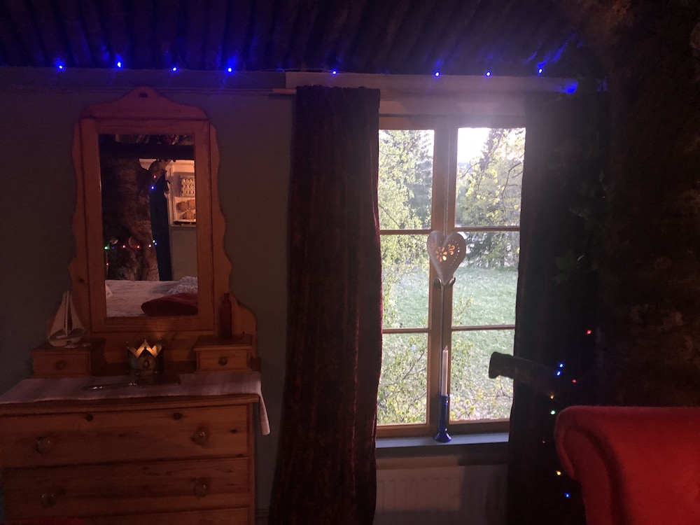Treehouse Magpies Nest With Bubble Pool view 5