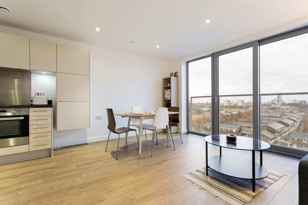 Modern 1 Bedroom Apartment Near Canary Wharf With Balcony