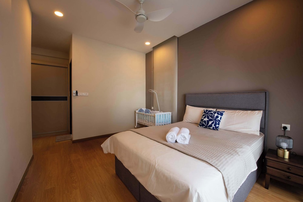 Comfy 3BR Apt in Danga Bay, Free Parking, Sea View