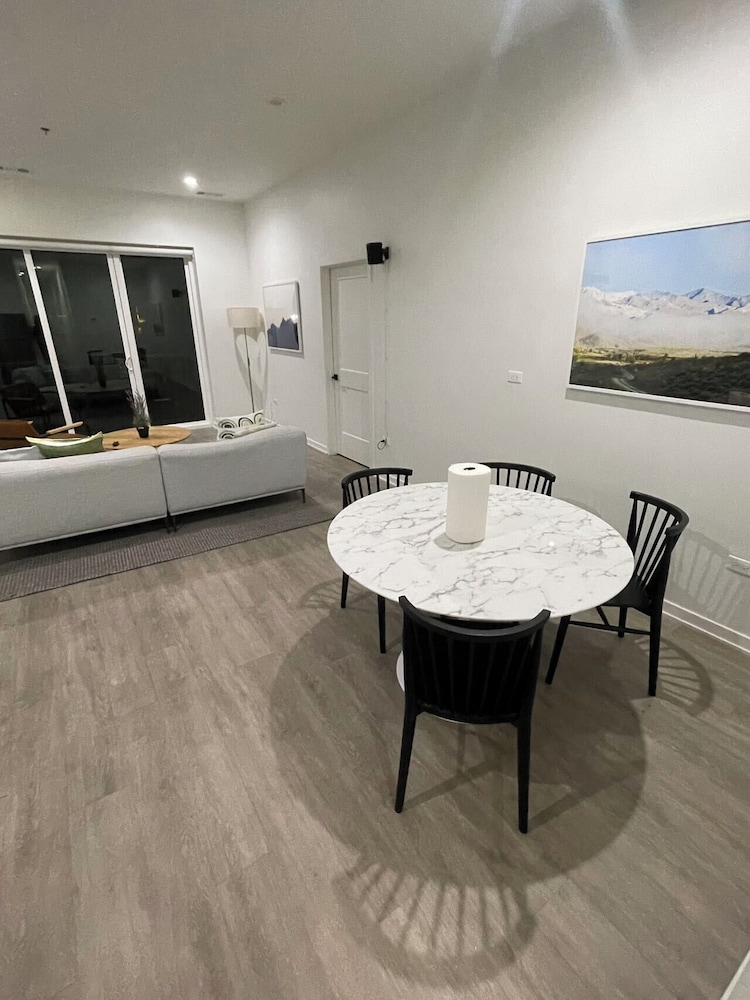 Cozy and Modern Stay in the Heart of C