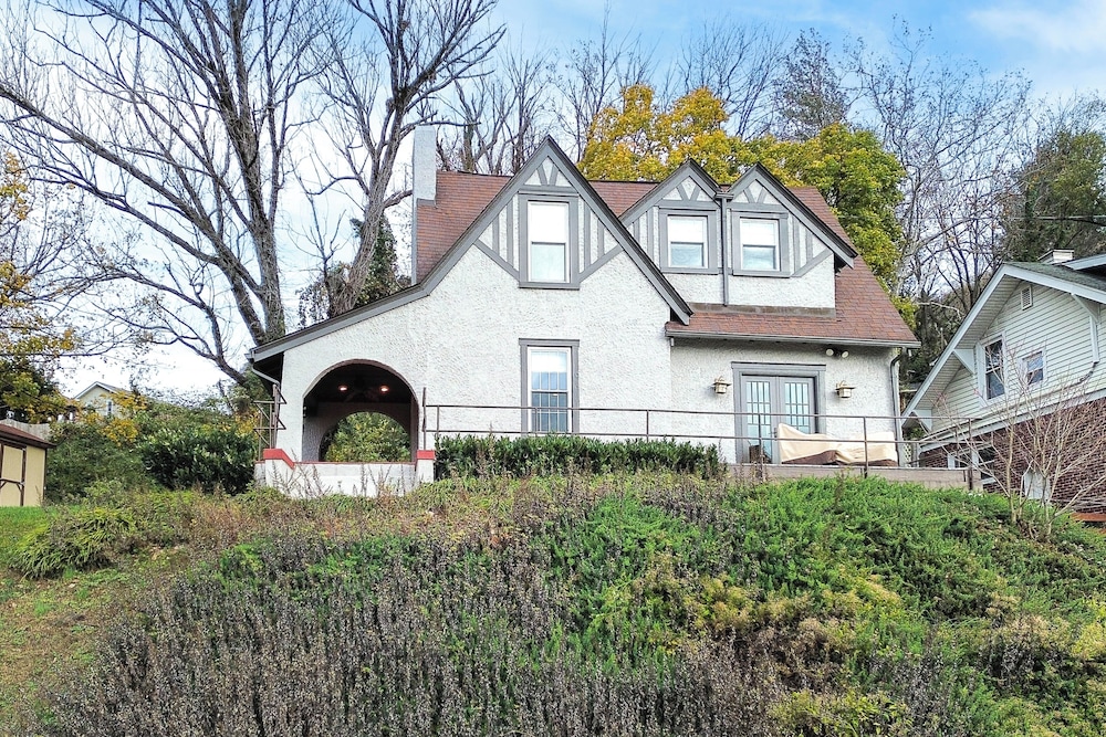 Walk to Roanoke River Greenway: Mountain-view Home