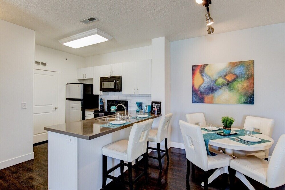 Modern Cozy 2BR Apt With Pool and Hot Tub