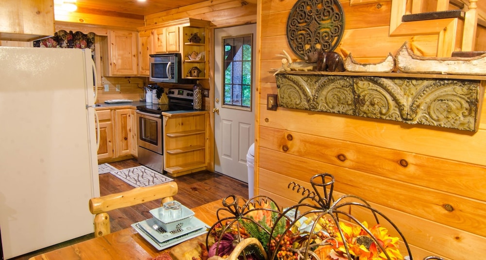 Breathless Cabin Includes Free Wifi, Parking Onsite, Private Hot Tub, and BBQ by Redawning