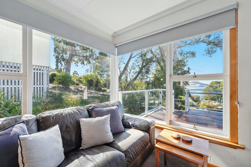 Coningham Beach House - 3 Bedrooms