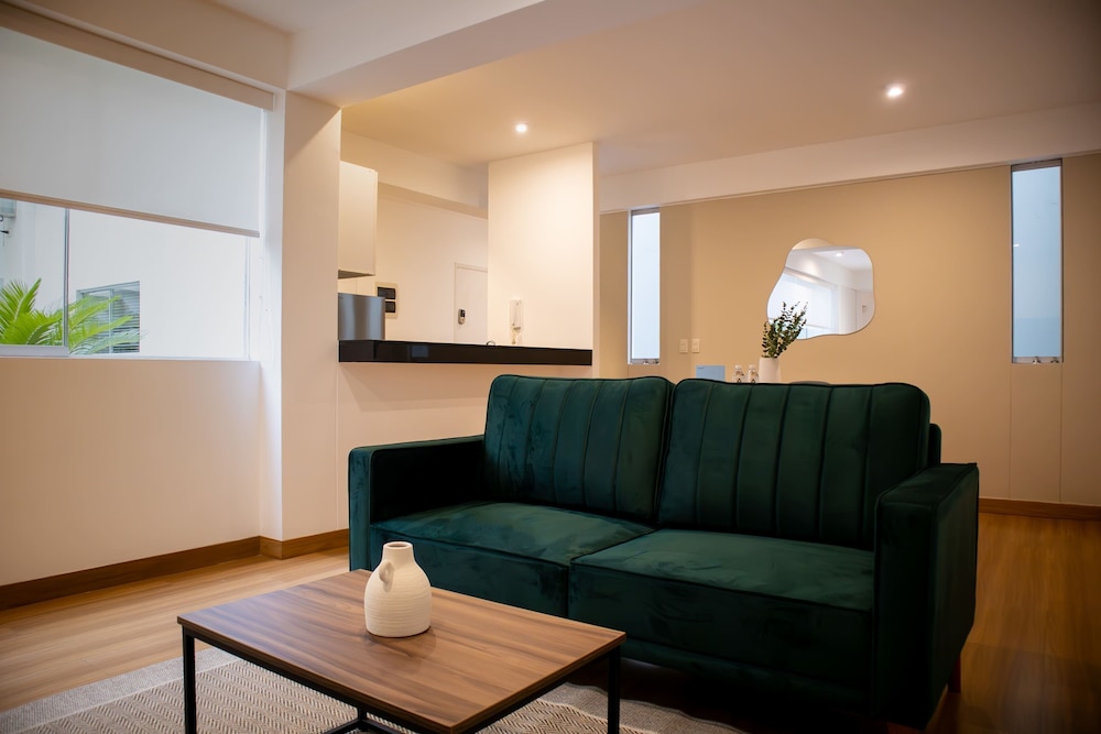 w Striking 1BR in Miraflores