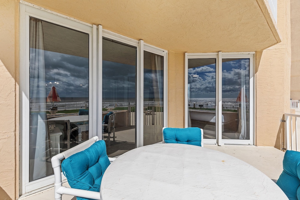 Oceania Beach Club