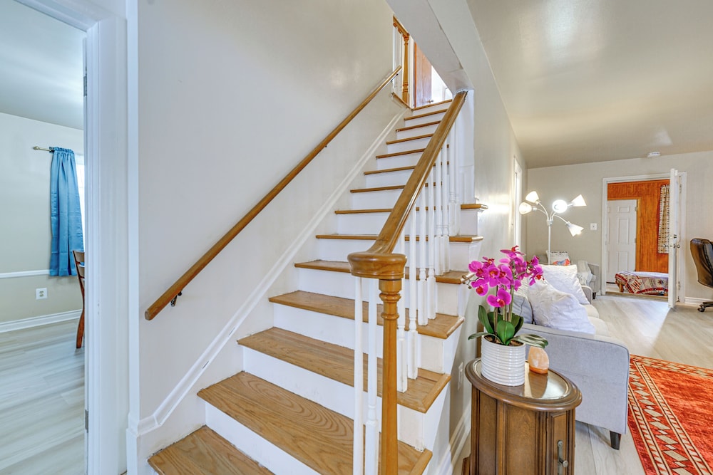 15 Mi to Dtwn Detroit: Cozy Family Home w/ Yard!